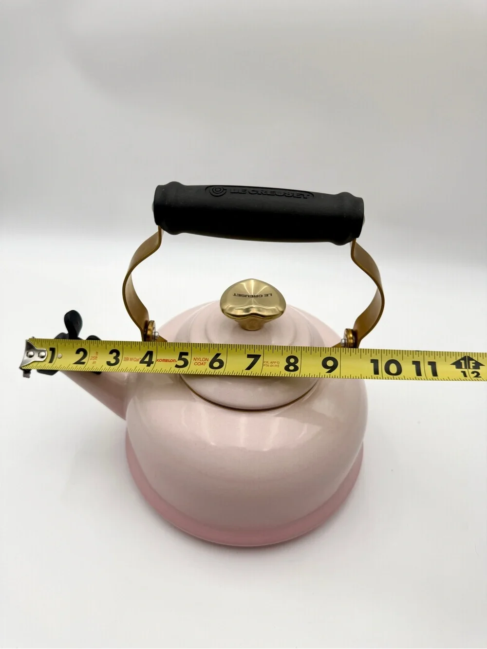 Le Creuset Classic Stovetop Kettle 1.7Qt - Shell Pink w/ Gold Trim & Heart Knob